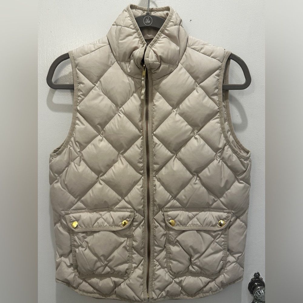 J.Crew Puffer Vest. French Vanilla color. Gold Details. Size Small. Like New.